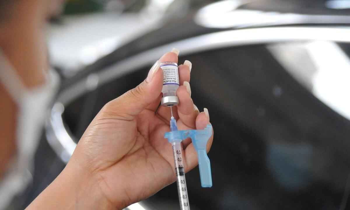 COVID-19: pessoas com 37 anos tomam segunda dose da AstraZeneca em BH - Gladyston Rodrigues/EM/D.A Press