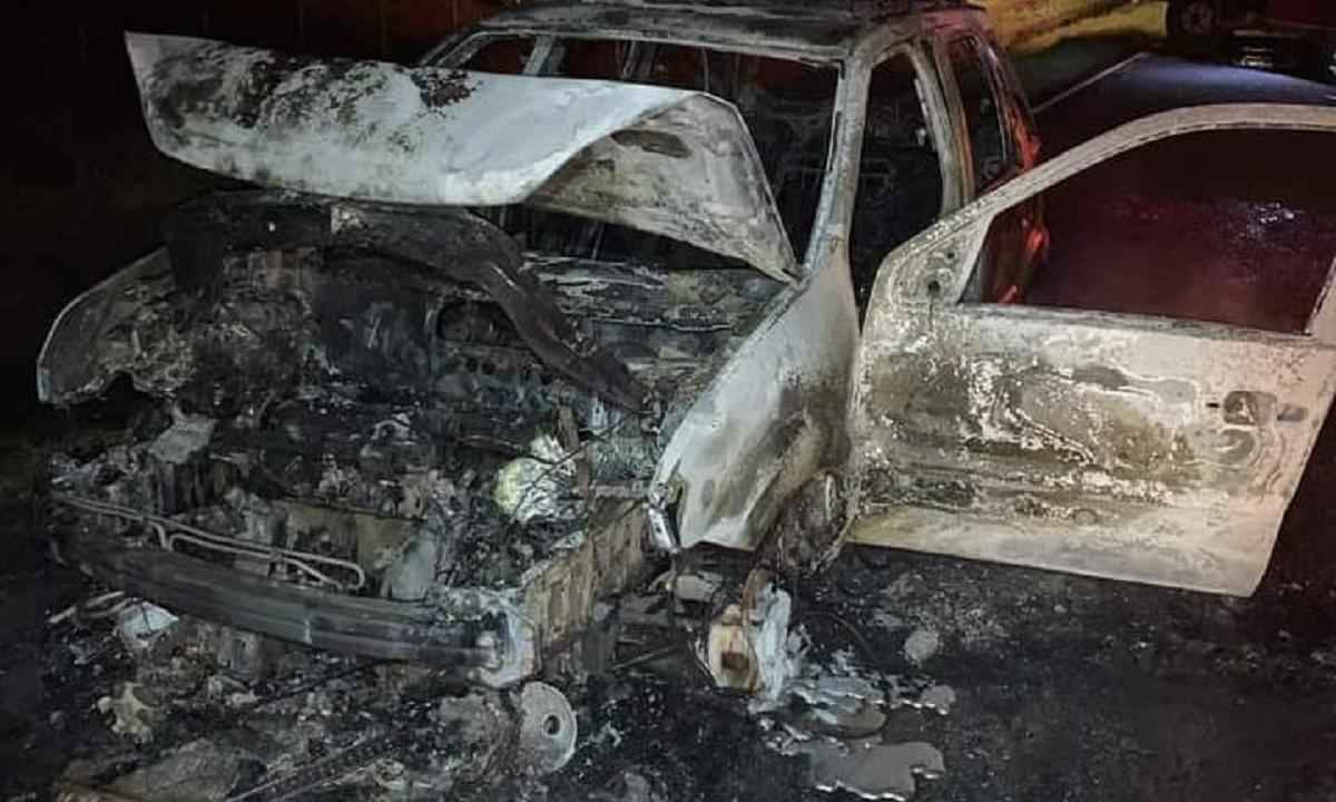 Carro pega fogo em rodovia, mas família consegue escapar - Divulgação/Corpo de Bombeiros