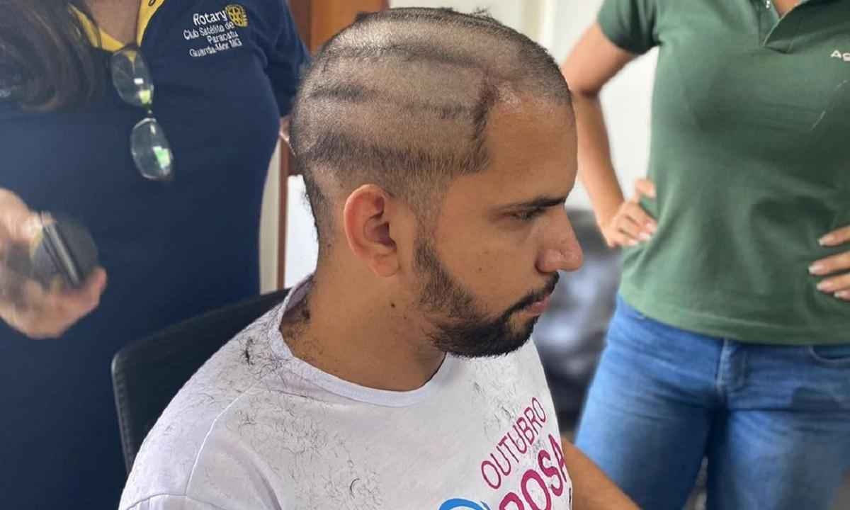 Leilão bate meta, prefeito de Paracatu cumpre promessa e raspa a cabeça - Reprodução/Redes sociais