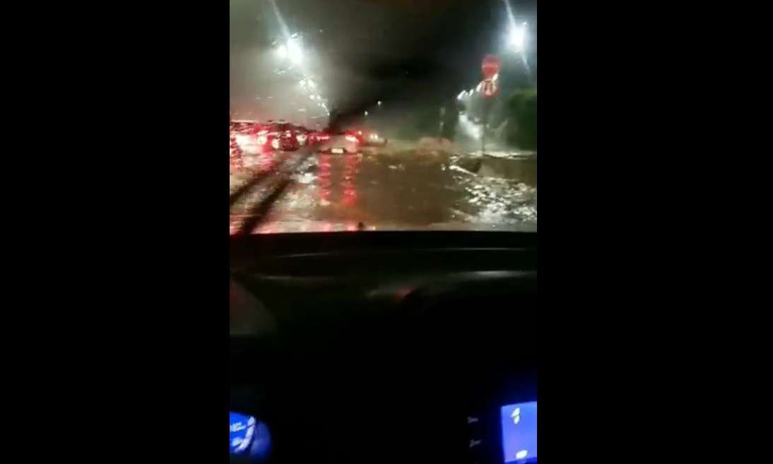 BH: carros ficam presos em alagamento na Via Expressa; veja outros pontos - Reprodução/Thiago Scap