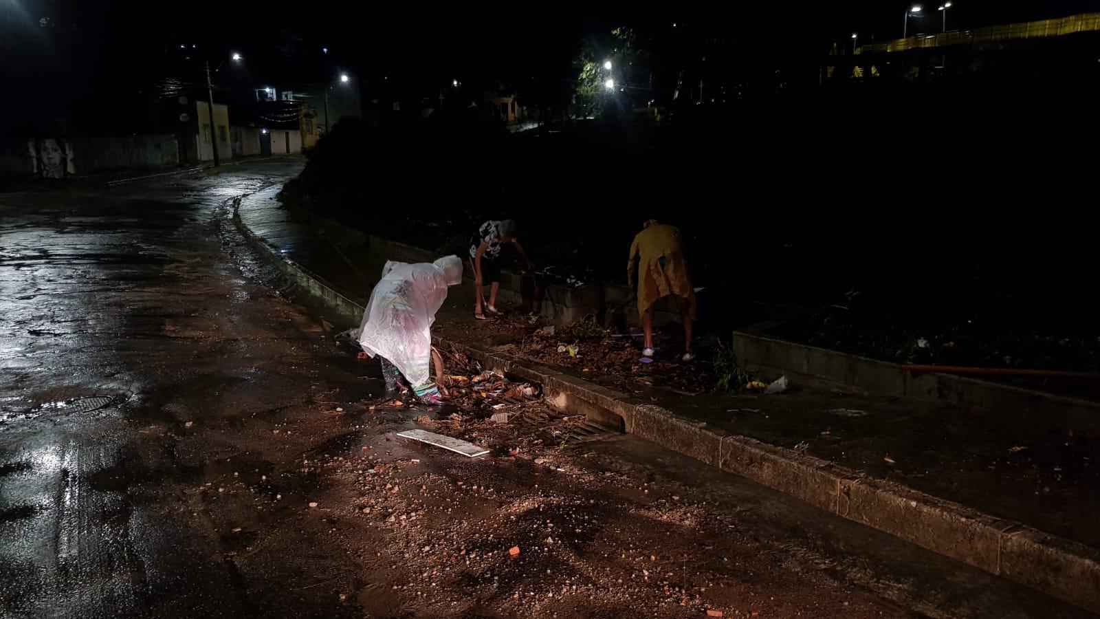 BH: chuva inunda ruas e moradores desentopem bueiros no Bairro São Geraldo - Túlio Santos/EM/D.A.Press