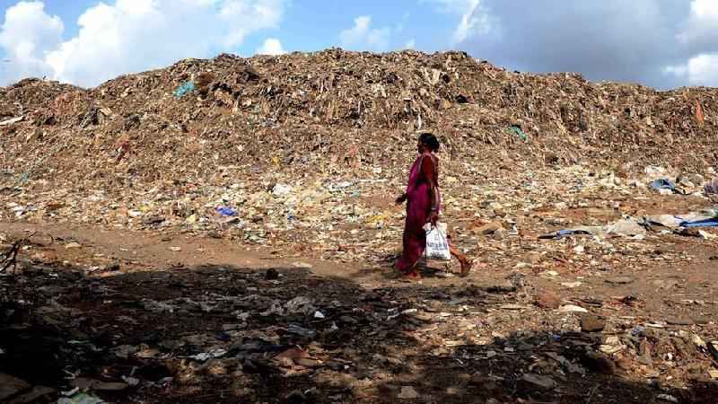 Montanha de lixo com '18 andares de altura' garante sobrevivência de pobres - AFP