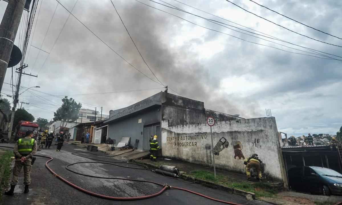Galpão de empresa pega fogo em Belo Horizonte - Leandro Couri/EM/DA Press