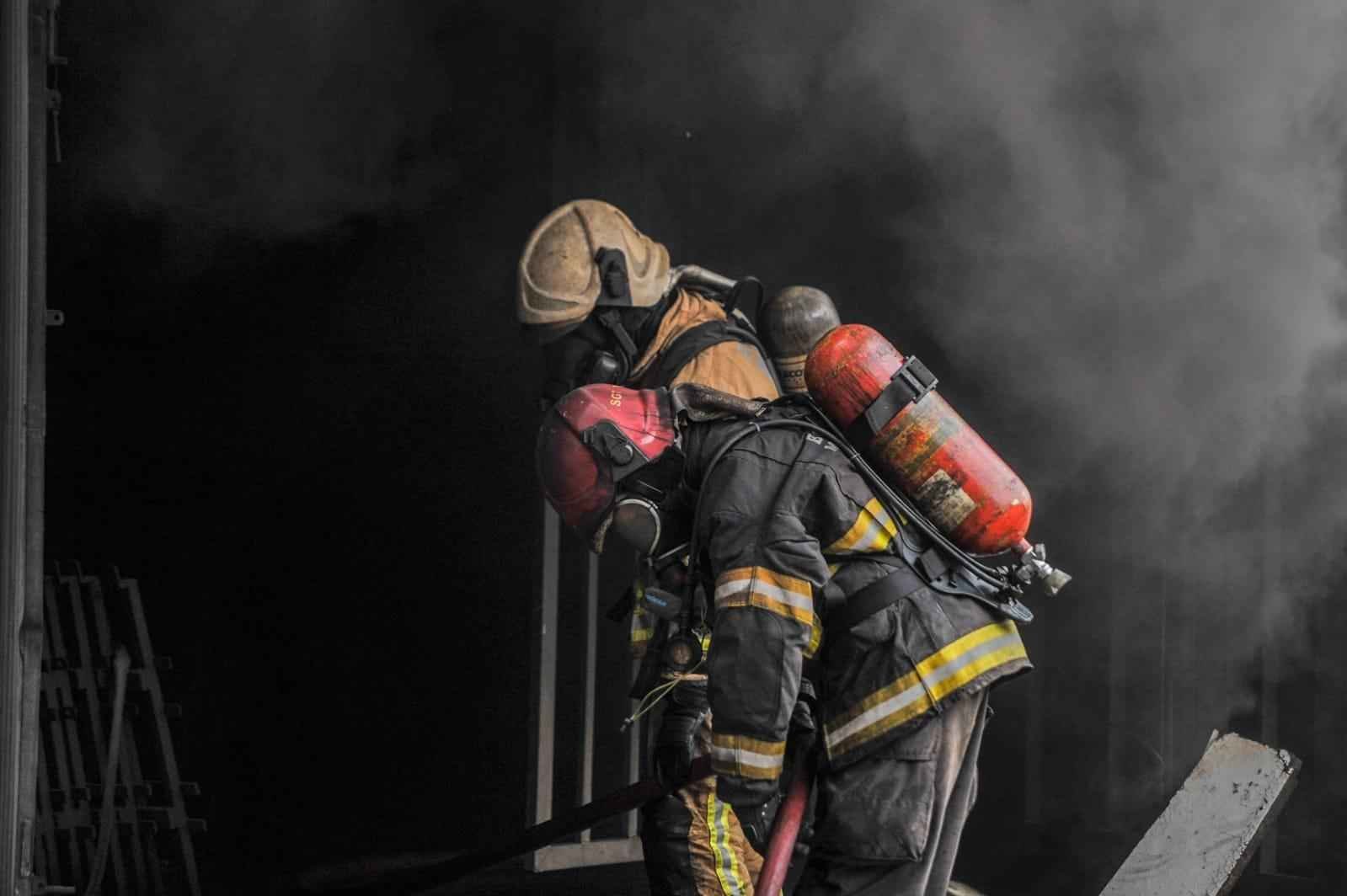 Bombeiros controlam incêndio em galpão de empresa em BH - Leandro Couri/EM/DA Press
