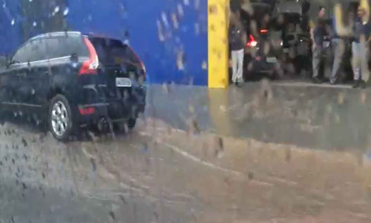 Chuva causa enxurrada na Avenida Barão Homem de Melo, em BH; veja - Déborah Lima/ EM/D.A Press