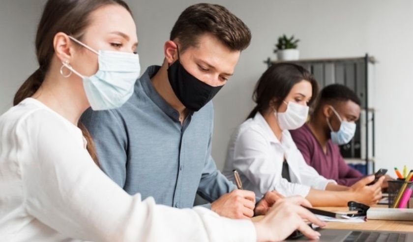 Com vacinação, mais de 60% das empresas planejam volta ao presencial  - Freepik/Reprodução