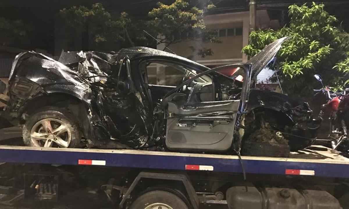 Mulher bebe e bate carro em árvore na Avenida do Contorno - Polícia Militar/Divulgação