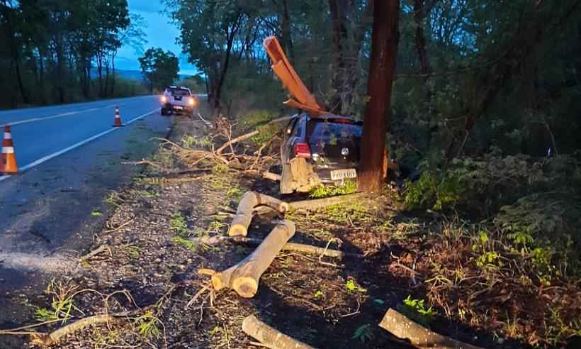 Motorista morre após bater em árvore à beira da estrada em Buenópolis - CBMMG