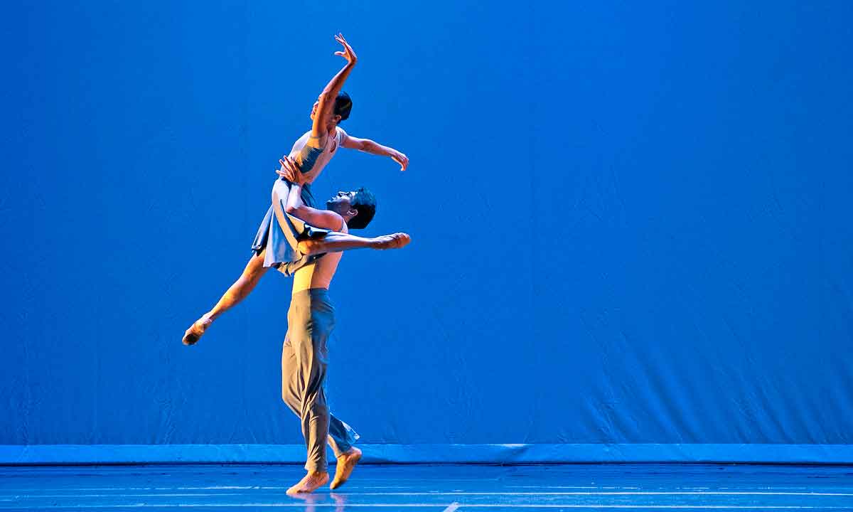 Cia. de Ballet Dalal Achcar dança no palco e na Praça da Liberdade em BH - Bernardo Cartolano/Divulgação