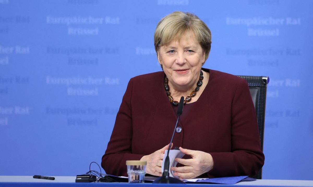 Merkel é aplaudida de pé em sua despedida da cúpula europeia - Aris OIKONOMOU / POOL / AFP