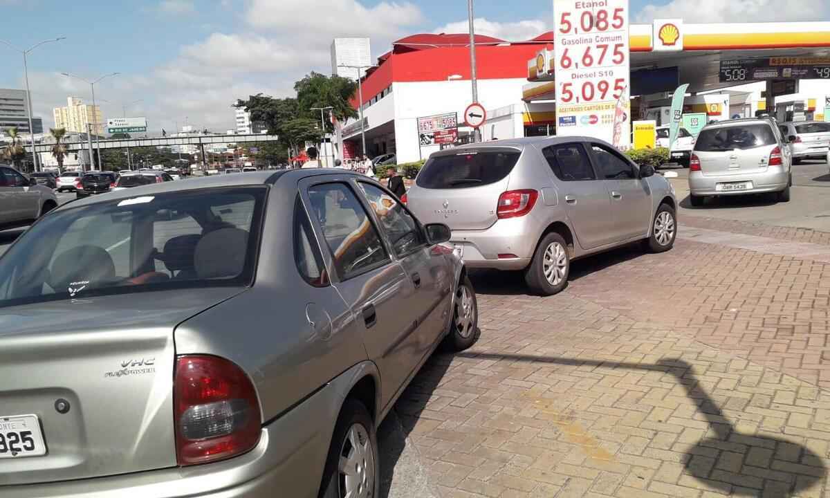 Após sufoco na fila, motoristas relatam alívio ao abastecer carro em BH - Jair Amaral/EM/D.A Press