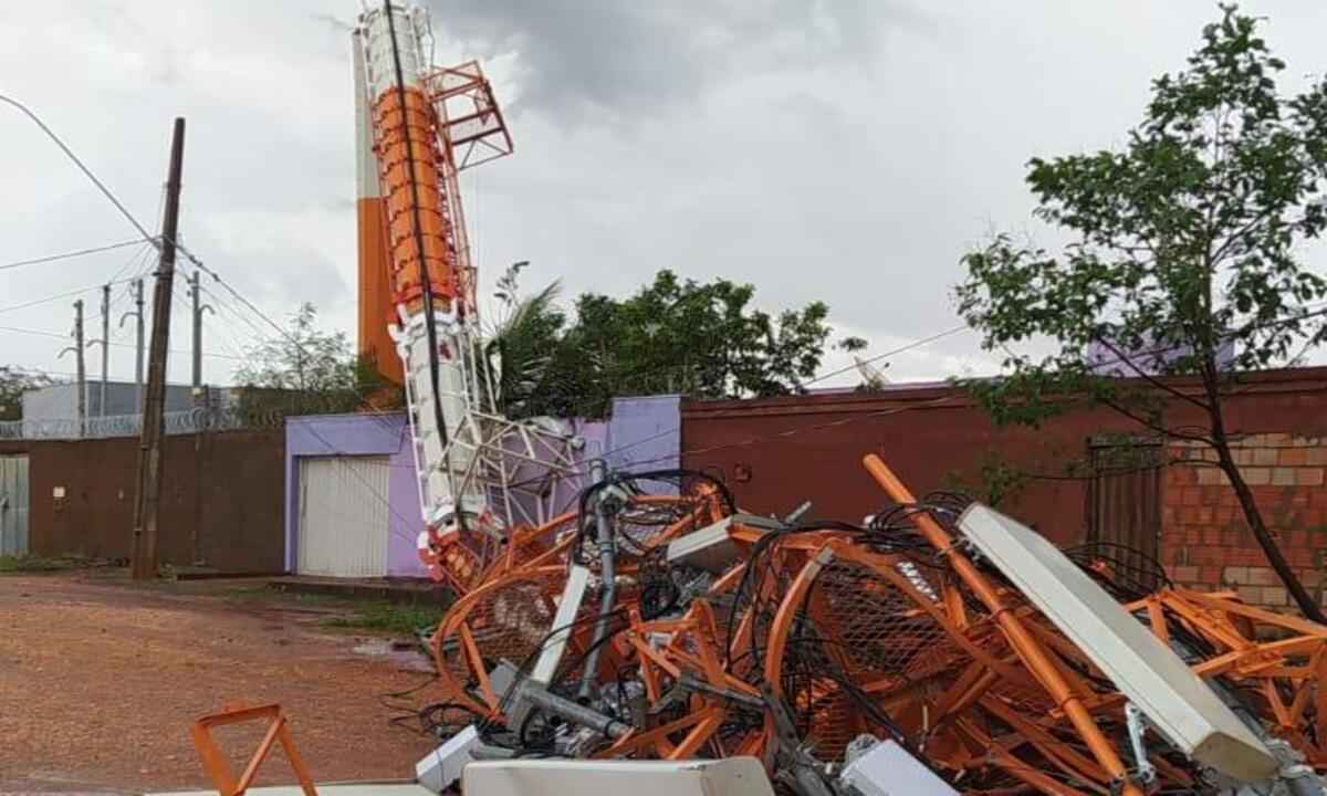 Temporal faz torre de telefonia cair e assusta moradores de Montes Claros - Reprodução/WhatsApp