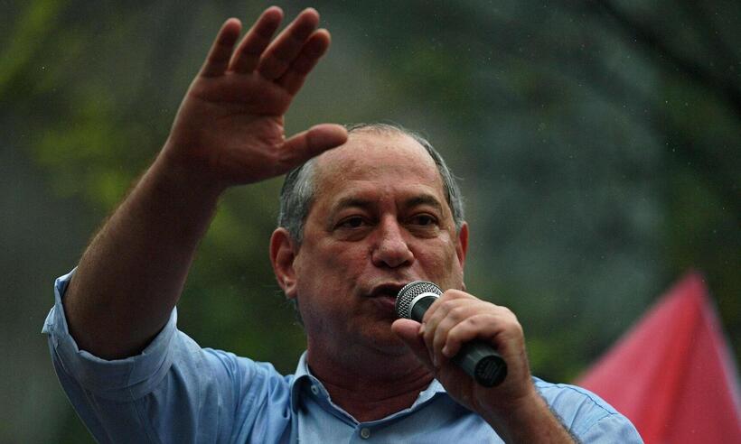 Frase de apoio a Ciro Gomes é projetada em prédios de Belo Horizonte - CARL DE SOUZA/AFP