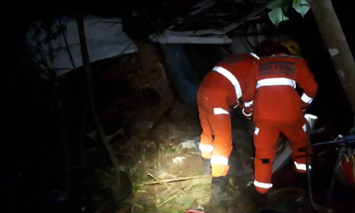 Motorista morre após carreta cair de ponte de 20 metros na BR-262 - Corpo de Bombeiros de Araxá/Divulgação