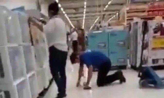 Viralizou: gerente do Carrefour faz vendedor se ajoelhar para limpar o chão