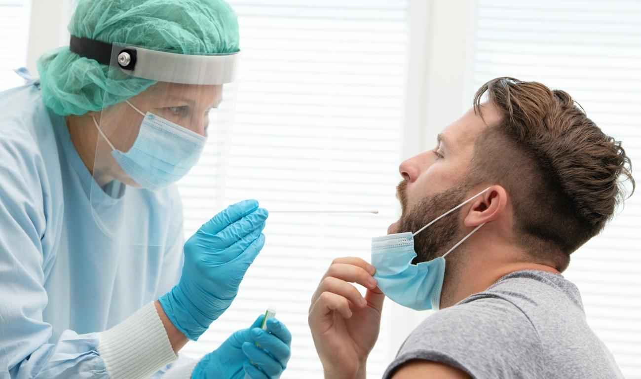 COVID-19 causa lesões graves e até irreversíveis nas cordas vocais - Shutterstock/Reprodução