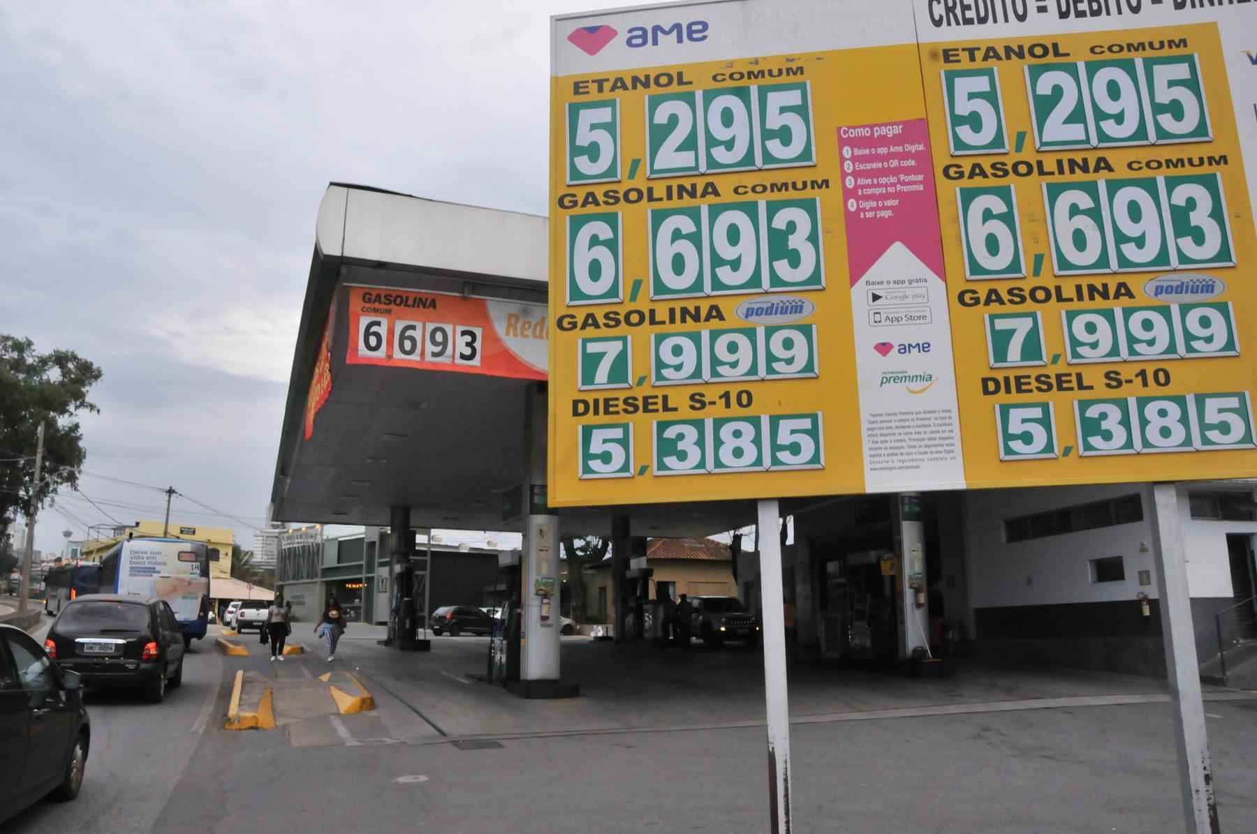 Apesar do preço, abastecer com gasolina é mais vantajoso que com etanol  - Marcos Vieira/EM/D.A Press