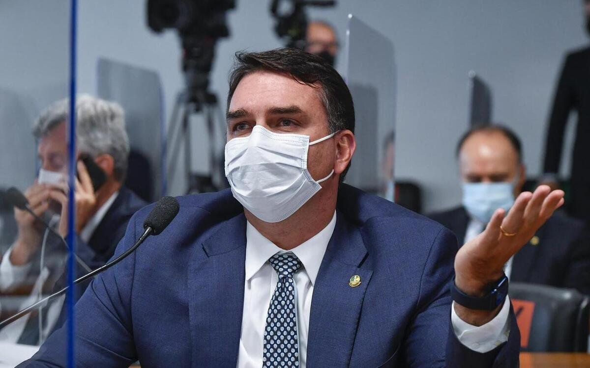 Flávio Bolsonaro: ''Senadores subiram nos caixões para fazer campanha'' - Leopoldo Silva/Agência Senado