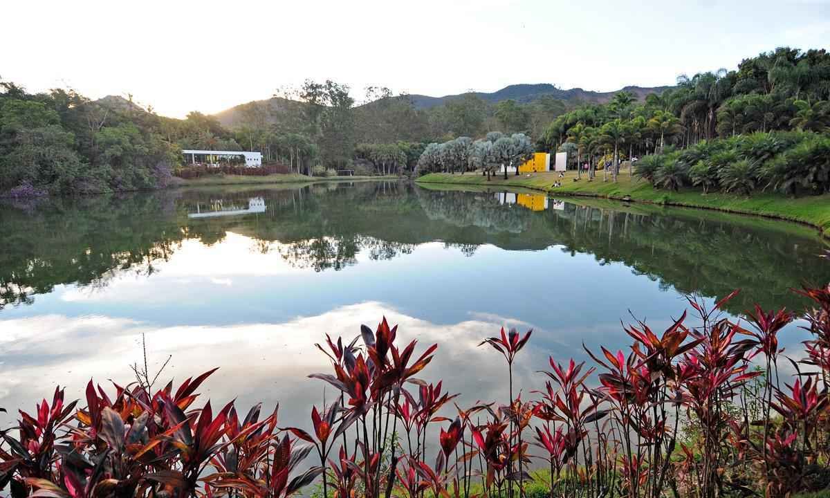 Vista de Inhotim, com o lago em primeiro plano e obras de arte à margem, emoldurados pelo Jardim Botânico da instituição-Leandro Couri/EM/D.A Press