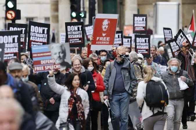 Julian Assange, paladino da transparência ou narcisista irresponsável? - Tolga Akmen / AFP