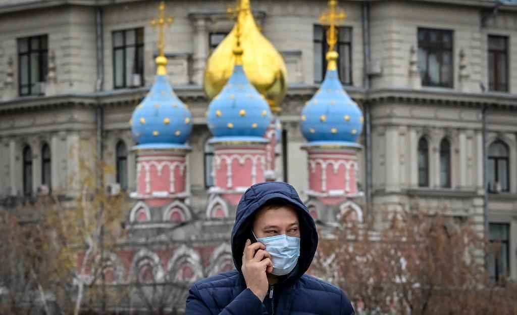 Rússia registra recordes de mortes e casos de COVID-19 em 24 horas - Yuri KADOBNOV / AFP