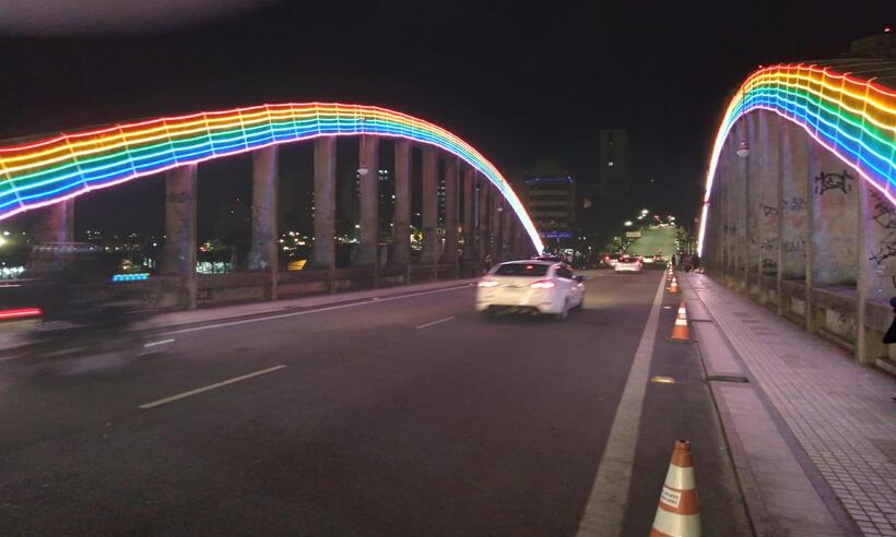Viaduto em BH recebe iluminação especial com as cores do arco-íris   - Marcos Vieira/EM/D.A Press.