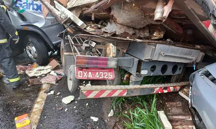 Motorista de caminhão morre em acidente com carreta e carro de passeio - CBMMG/Divulgação 