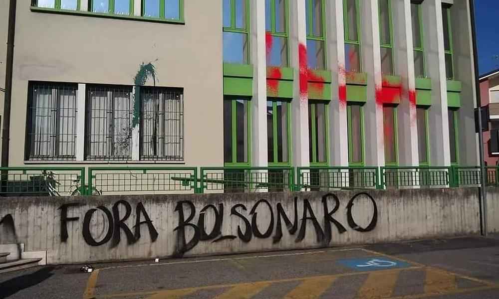 Manifestantes picham prefeitura de cidade italiana que homenageará Bolsonaro - Reprodução/Facebook