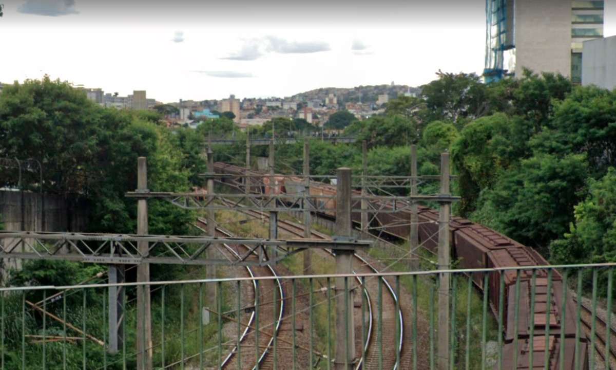Homem morre após ser atingido por trem e arrastado por 300 metros em BH - Reprodução/Google Street View