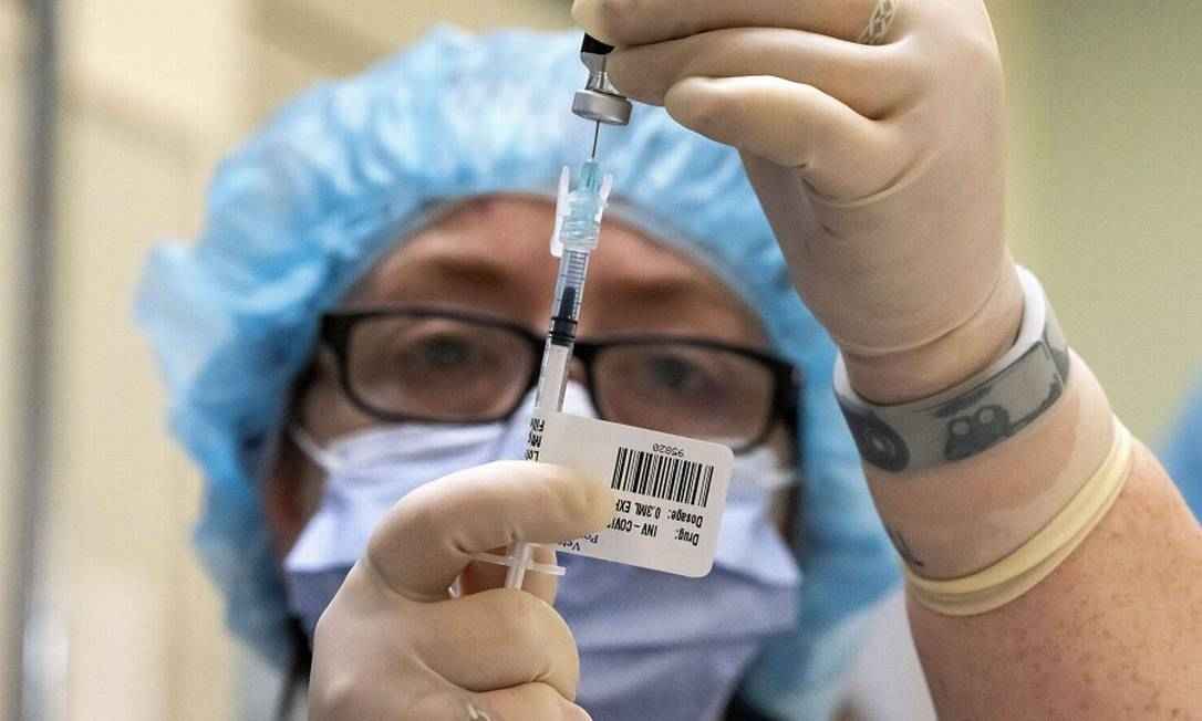 Prefeitura de SP exonera 2 servidores que não quiseram tomar vacina  - Nathan Howard / AFP