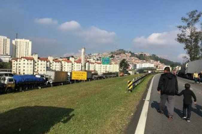 Líder da greve dos caminhoneiros chama categoria: 'Cruzemos os braços' - RobertoParizotti/Divulgação