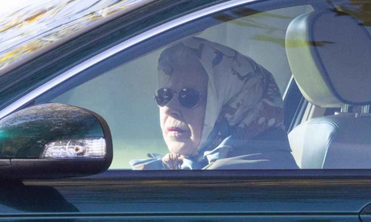 Foto de Elizabeth II dirigindo um carro tranquilizam sobre sua saúde - Reprodução/ People/ SHUTTERSTOCK