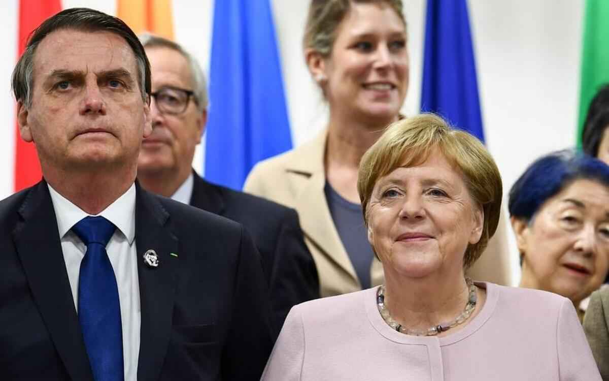 Bolsonaro diz que deu pisão no pé de Angela Merkel após encontro 'excelente' - Brendan Smialowski / AFP
