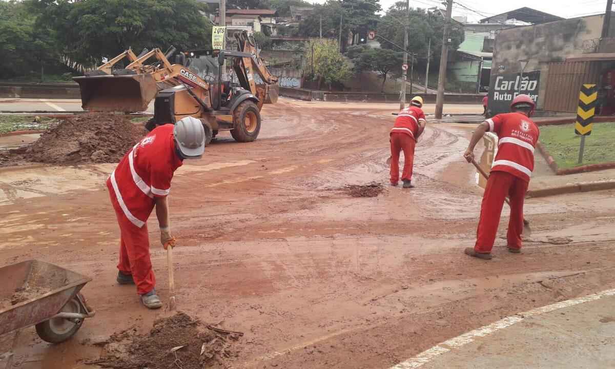 Após chuva e alagamento, Tereza Cristina passa por limpeza nesta terça (2) - Jair Amaral/EM/D.A Press