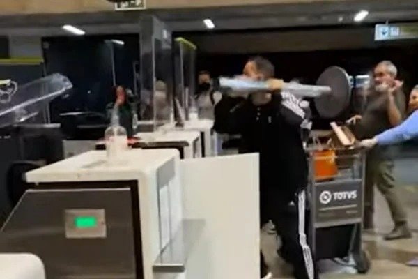 Vídeo: casal quebra guichê de companhia no aeroporto após atraso de voo - REDES SOCIAIS/REPRODUÇÃO