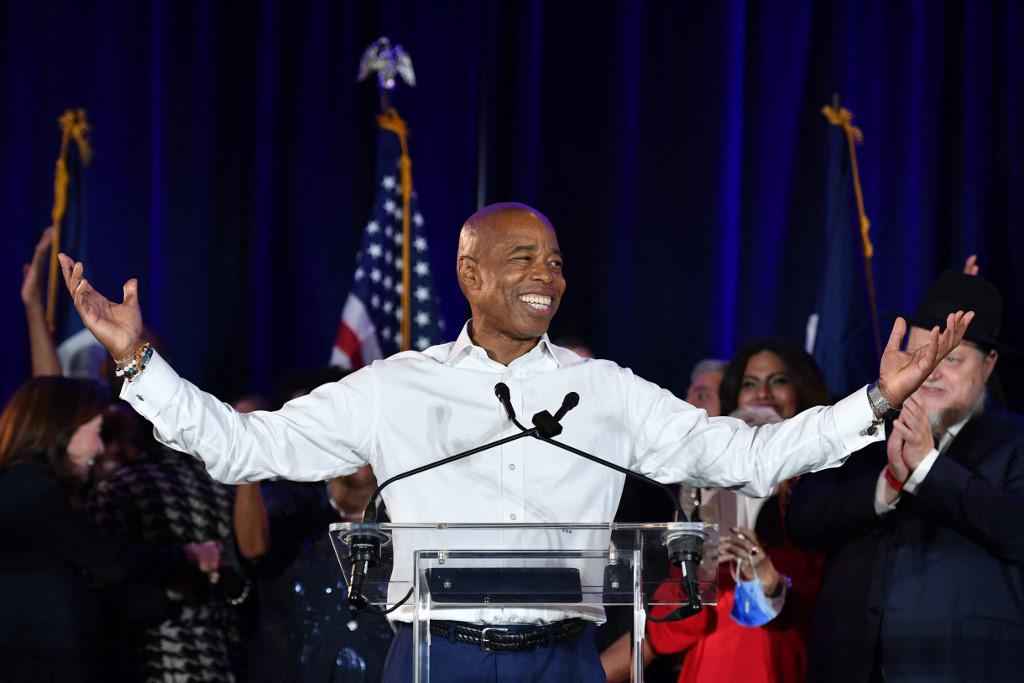 Ex-policial negro é eleito prefeito de Nova York - ANGELA WEISS / AFP