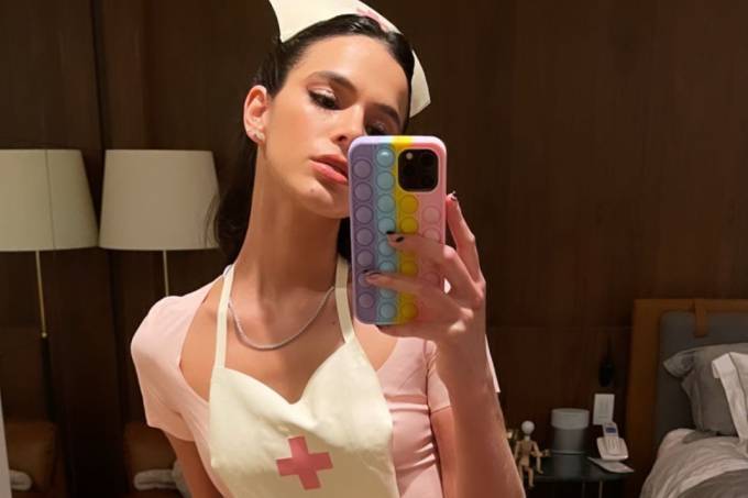 Conselho de Enfermagem critica fantasia de Bruna Marquezine - Reprodução: Instagram