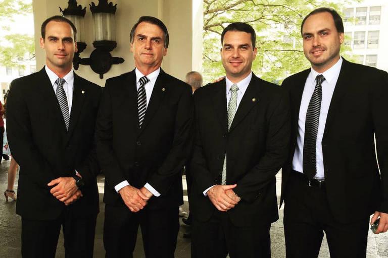 Filhos de Bolsonaro vão às redes perguntar: 'Quem mandou matar meu pai?' - AFP