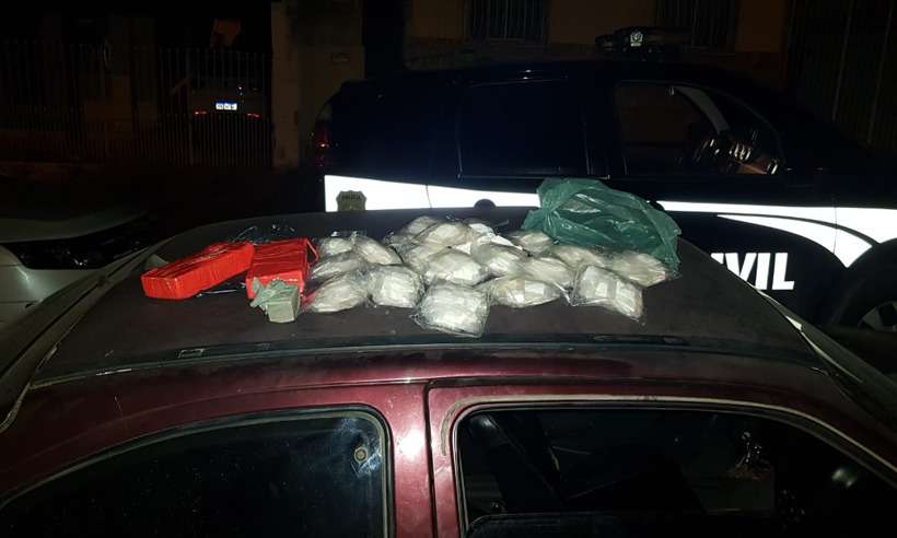 Homem é flagrado pela polícia com quase 2 mil papelotes de cocaína no carro - PCMG/Divulgação