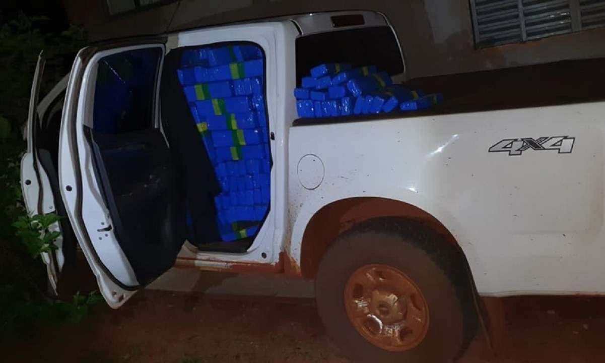 Polícia flagra caminhonetes lotadas de drogas: quase 2 toneladas de maconha - PMMG/Divulgação