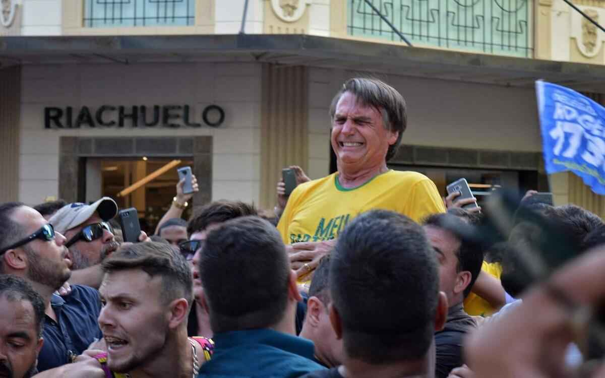 Bolsonaros: 'quem mandou matar meu pai?' Eu: quem mandou matar 600 mil? - AFP PHOTO /RAYSA LEITE
