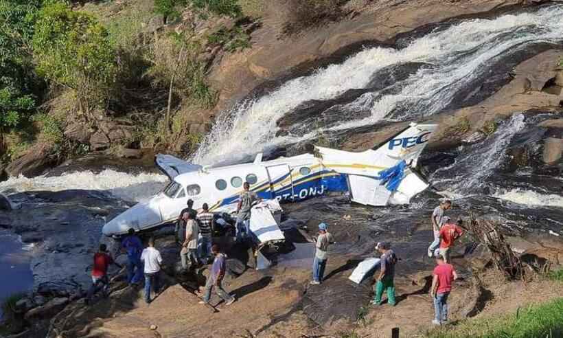 Morador diz ter visto avião de Marília Mendonça 'girar' no ar e perder peça - CBMMG/Divulgação