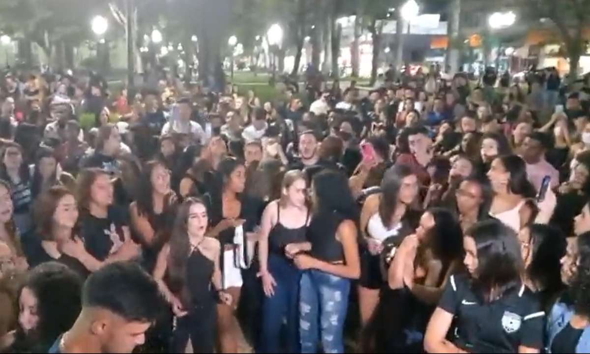 Fãs cantam por Marília Mendonça na Praça Cesário Alvim, em Caratinga - Reprodução Super Canal Caratinga