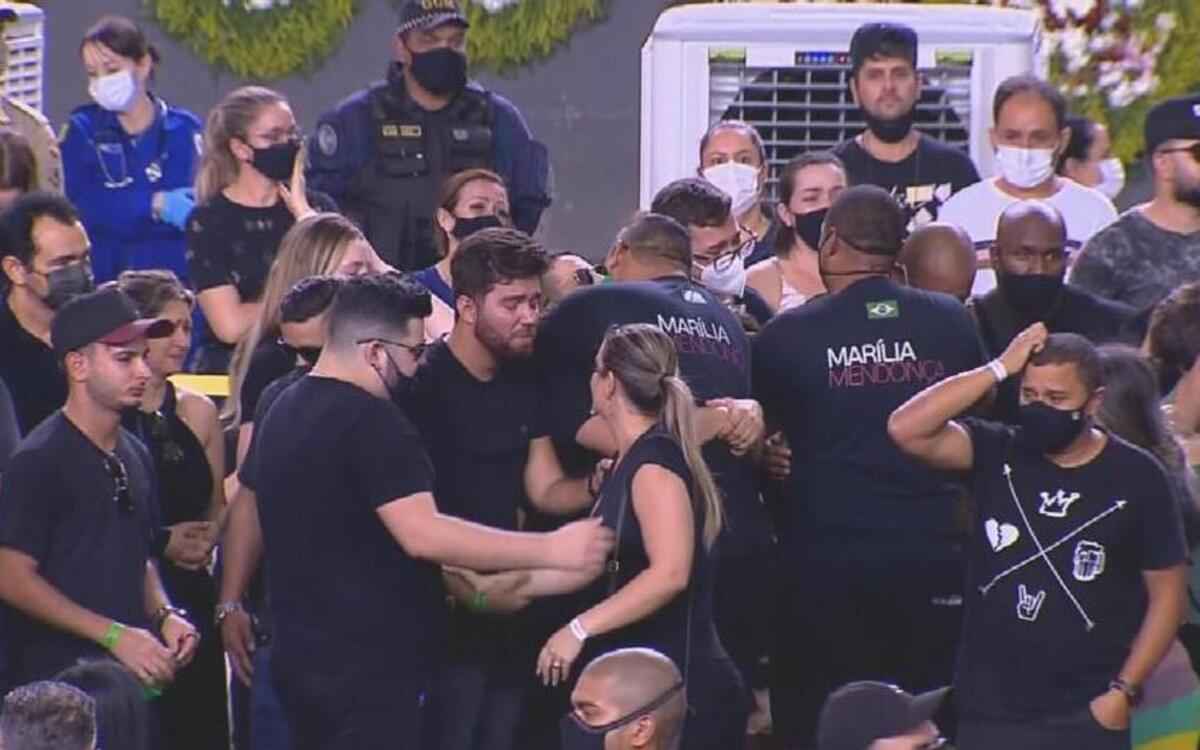 Recebida com aplausos, banda de Marília Mendonça chega ao velório - Reprodução/TV Globo