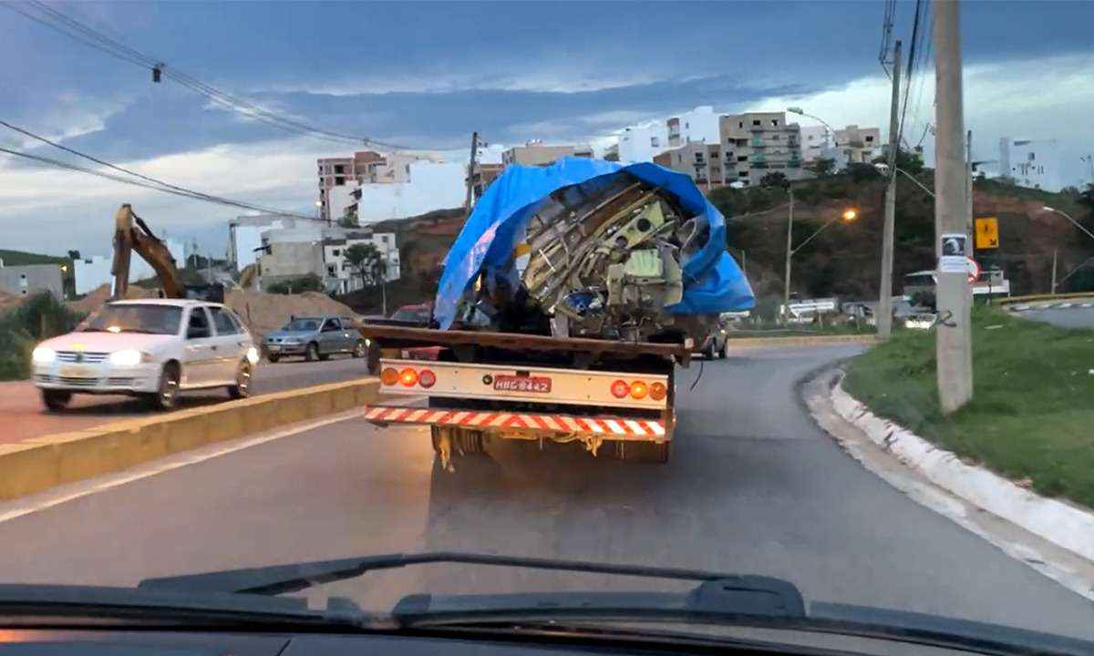 Destroços de avião que levava Marília Mendonça são levados a mecânica - Reprodução/Super Canal