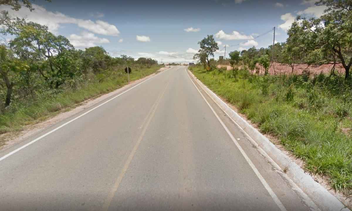 Grávida e homem estão em estado grave após cervo aparecer em estrada - Reprodução/Google Street View