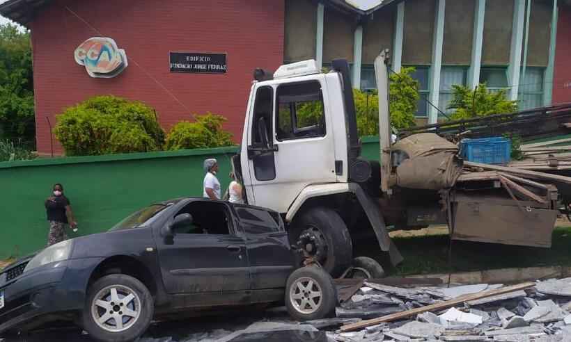Caminhão sem freio arrasta carros e deixa rastro de destruição na Grande BH - WhatsApp/Reprodução