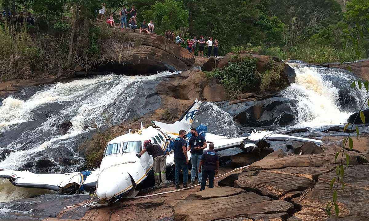 Motores do avião são retirados do local do acidente, nesta segunda-feira - Polícia Militar de Minas Gerais/Divulgação
