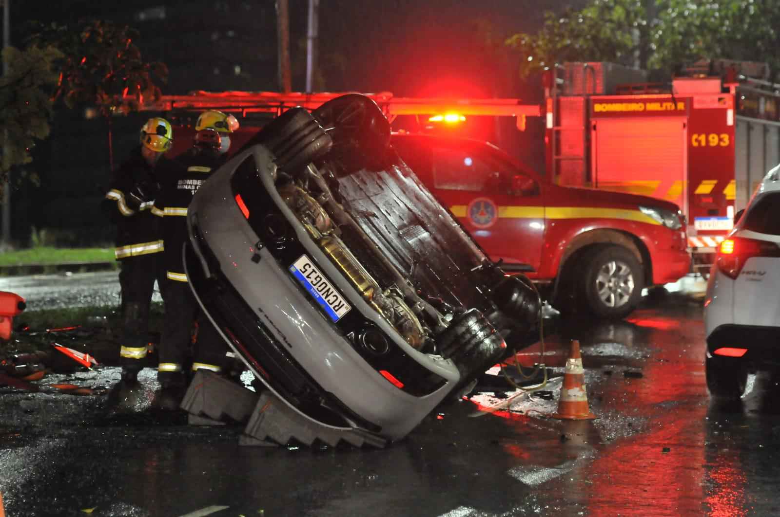 Motorista de Porsche fica ferido após bater em árvore e capotar em BH - Marcos Vieira/EM/D.A.Press