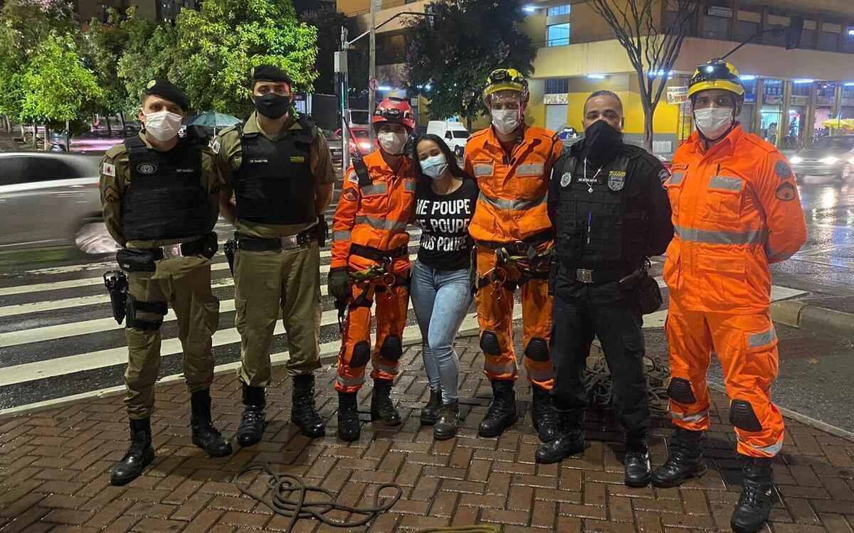 Bombeiros recuperam iPhone jogado em boca de lobo após furto em BH - Divulgação/PMMG